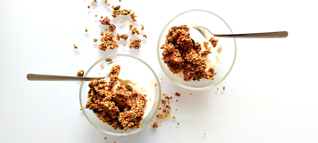 Crunchy gember-quinoagranola met yoghurt