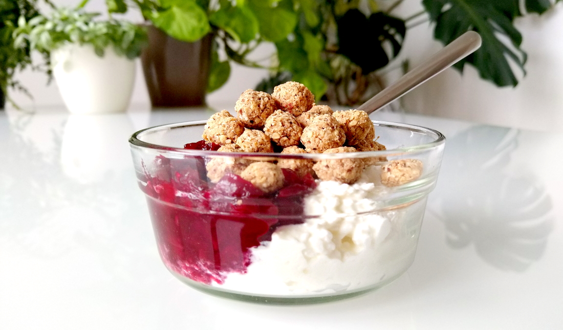 Granola cereal met cranberrycompote en cottage cheese