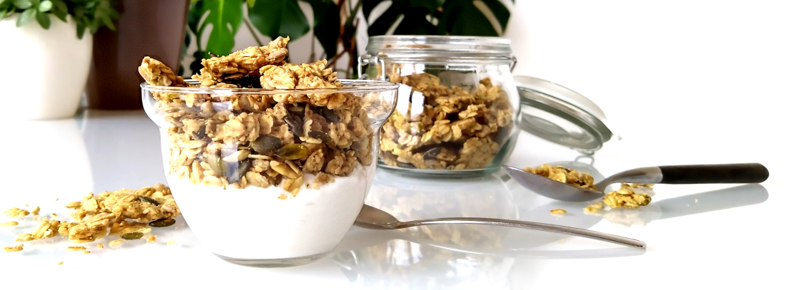 Hartige granola met yoghurt op witte tafel