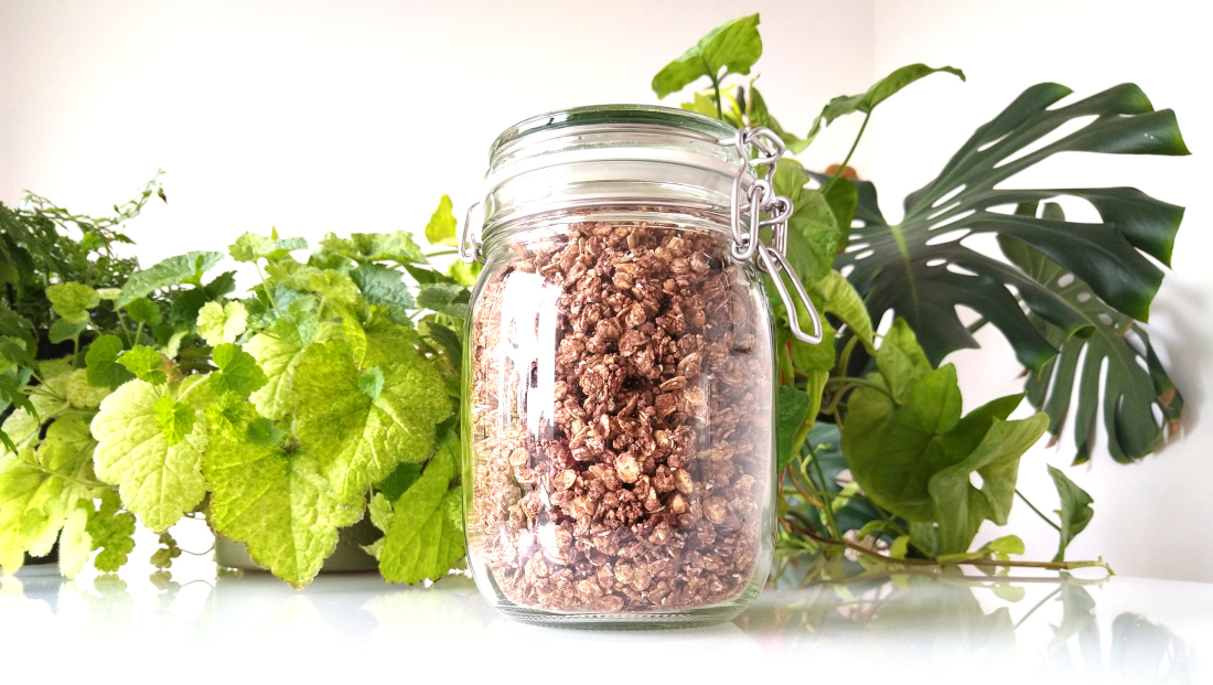 Grote weckpot met zelfgemaakte chocoladegranola