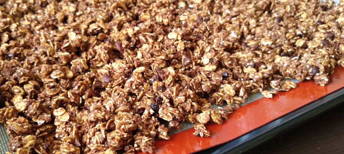 Zelfgemaakte chocoladegranola op bakplaat