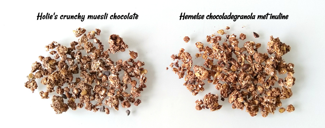 Chocoladegranola van Holie’s en zelfgemaakte chocoladegranola naast elkaar getoond op witte achtergrond
