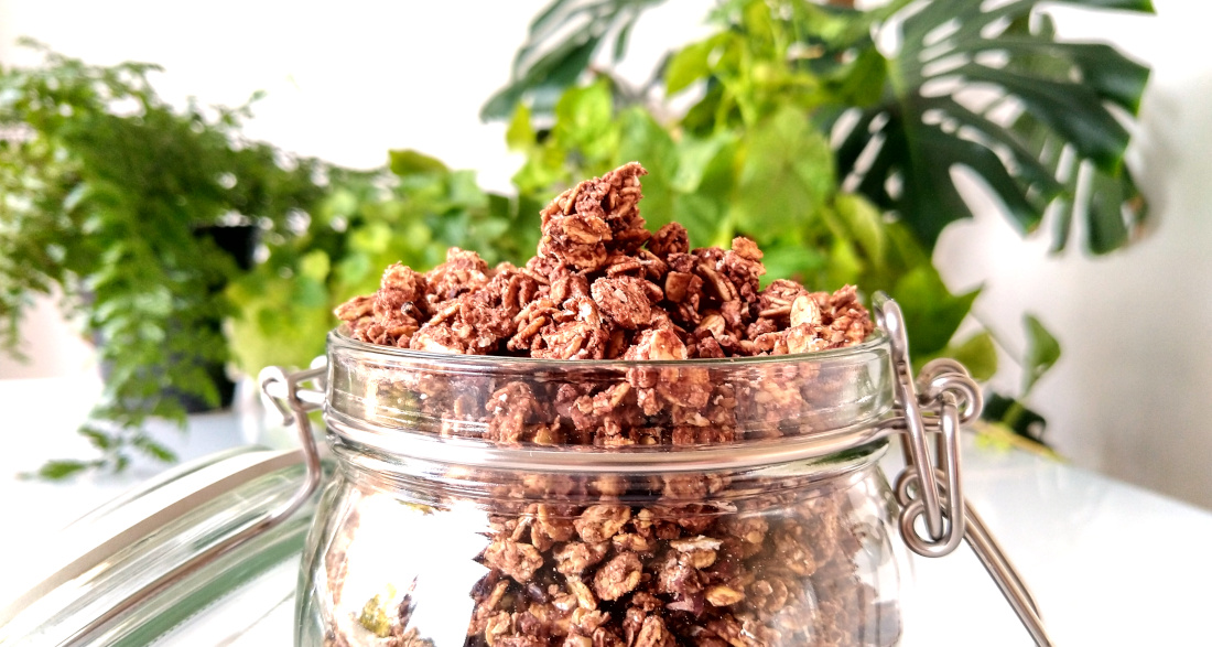 Zelfgemaakte chocoladegranola in openstaande weckpot