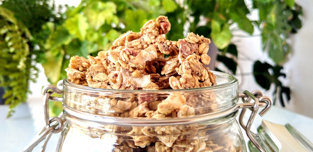 Kastanjegranola met honing en anijs - close-up in pot