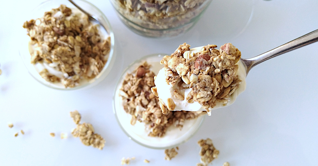 Kastanjegranola met honing en anijs - met yoghurt op lepel