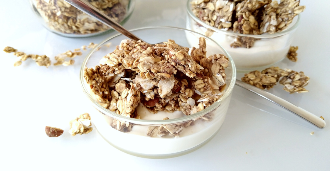 Kastanjegranola met honing en anijs - met yoghurt in schaaltje - birdview