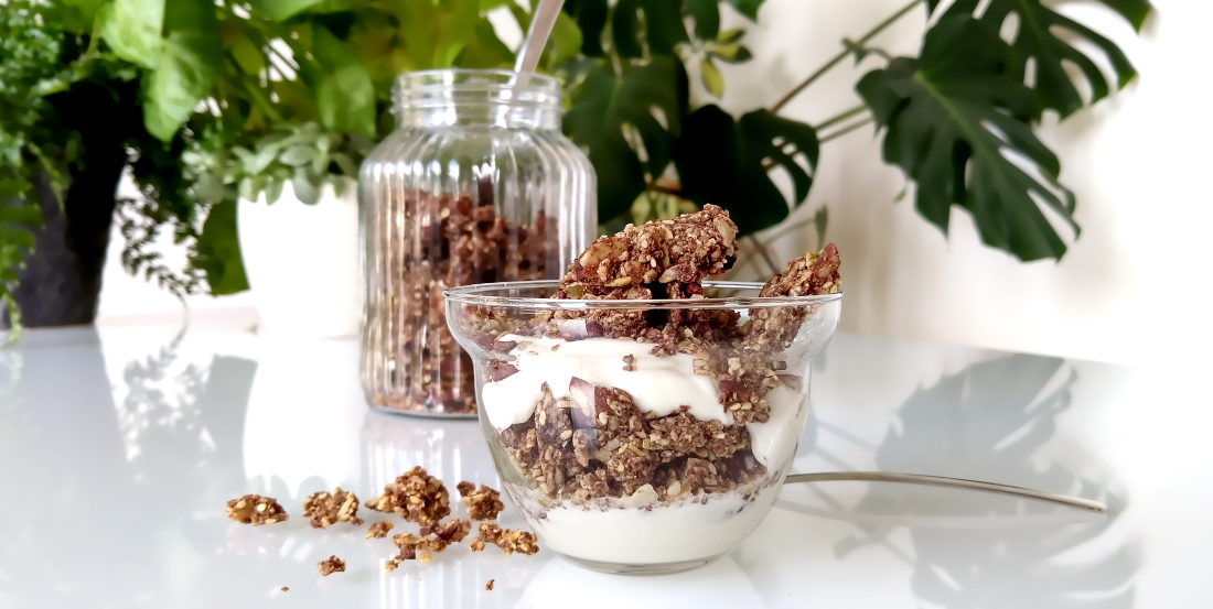Ketogranola met cacaonibs en speculaaskruiden, met yoghurt