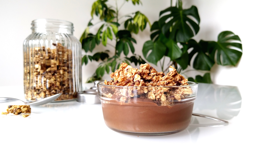 Pinda-kaneelgranola met cacaonibs op een chocolade smoothiebowl