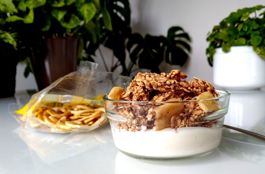 Tahin-banaangranola met walnoten en griekse yoghurt